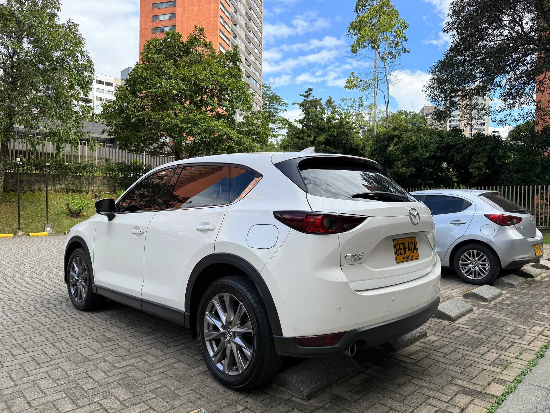 Renta de camionetas Medellin - Mazda CX-5 SUV para alquiler por dia o mes